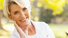 Ľudia, ktorí vyzerajú o 20 rokov mladšie, sa vyhýbajú týmto 6 zvykom