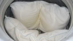 Žlté škvrny zmiznú: jedna lyžica a vaše vankúše budú opäť snehobiele