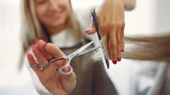 Vlasy sa štiepia rýchlejšie, než rastú: tento zvyk po sprche láme končeky 3× viac