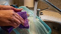 Zápach z plastových nádob zmizne: 3 jednoduché kuchynské prostriedky, ktoré pomôžu