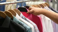 Okamžite pridávajú roky: stylisti pomenovali hlavné chyby v šatníku ľudí po 60-ke