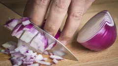 Ako si ľahko umyť ruky od zápachu cibule: šéfkuchár uviedol 4 overené metódy