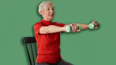 Cvičenie pre seniorov: 4 cviky na stoličke, ktoré po šesťdesiatke obnovia silu paží