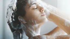 Styling sa zmyje, no následky zostanú: Čo sa mesiace hromadí na pokožke hlavy?