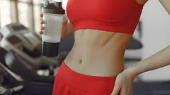 Štíhle brucho v stoji: cviky, ktoré fungujú lepšie než akékoľvek skracovačky