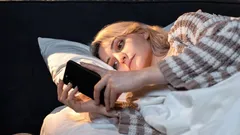 Kontrolujete telefón hneď po prebudení? Psychológovia vysvetľujú, prečo by ste to nemali robiť
