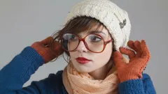 Jednoducho a štýlovo: ako nosiť aj hrubú čiapku bez toho, aby ste si pokazili účes