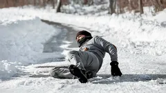 Čím posypať chodníky proti ľadu: Odborníci uviedli 9 najlepších možností