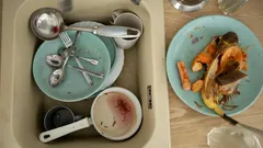 Nerobte to: Prečo sa neoplatí nechávať špinavý riad v dreze cez noc