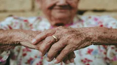 Dobrota alebo dôverčivosť: Prečo sú starší ľudia dobromyseľnejší než mladí?