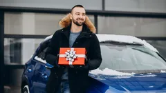 Čo darovať mužovi, ktorý zbožňuje svoje auto: 20 overených tipov na darček