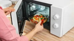 Čo nikdy nezohrievajte v mikrovlnke: odborníci vymenovali 7 potravín