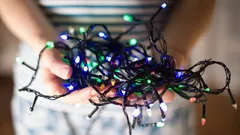 Ako ľahko vybrať bezpečnú vianočnú svetelnú reťaz: rady od najlepších odborníkov