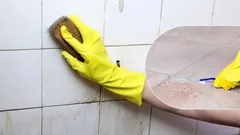 Ako odstrániť mydlové škvrny v kúpeľni: recept na prípravok z 2 ingrediencií