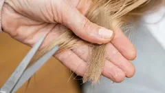 Vlasy sa krepatia, lámu a visia ako cencúle? Tu je 5 trikov, ktoré ich zachránia aj bez salónu