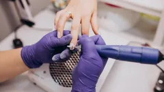 Nechty sa stenčujú nie kvôli povlaku: hlavná chyba po odstránení gél laku