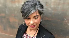 Šedivé vlasy sú opäť v móde: 5 strihov, ktoré omladia každý vzhľad bez farbenia