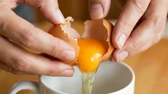 Ako doma jednoducho skontrolovať čerstvosť vajec: jednoduchý trik s baterkou